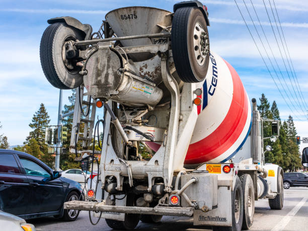 Camion toupie transportant du béton vers un chantier de construction