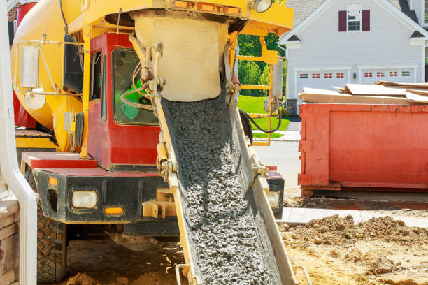 Camion toupie versant du béton frais sur un chantier