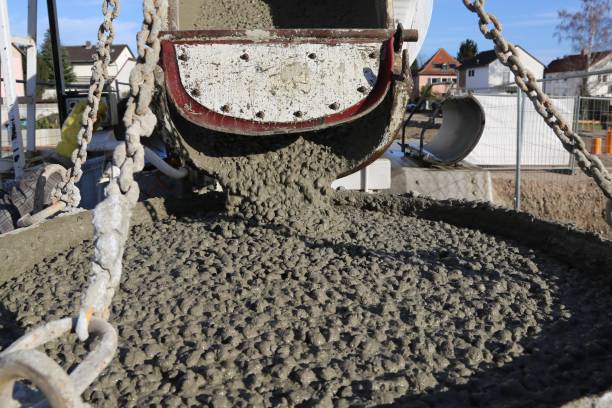 Camion malaxeur livrant du béton frais sur un chantier